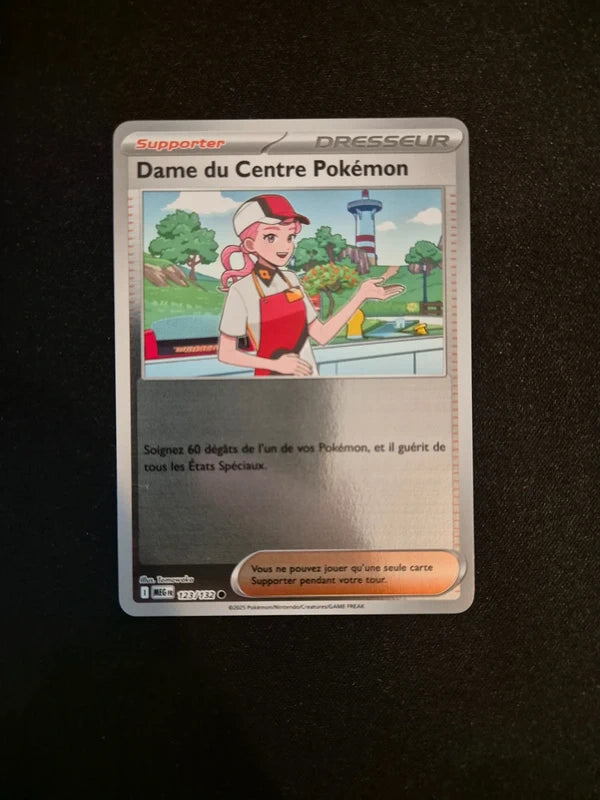 Carte Pokémon Dame du Centre Pokémon Holo Reverse 122/132 ME01 Méga-Évolution